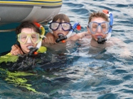 Kinder beim schnorcheln